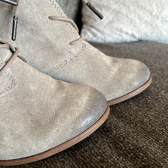 Tom's suede distressed lace up stacked taupe oatmeal ankle booties Size 8 - Picture 11 of 14